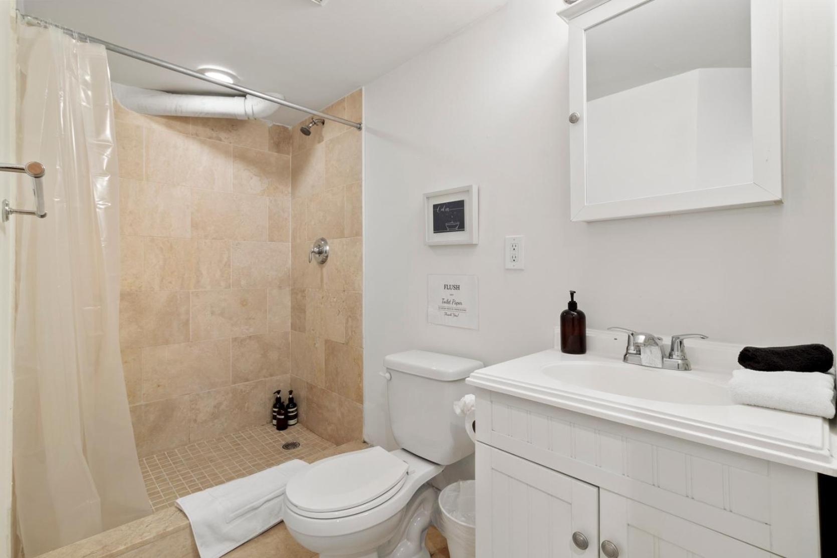 Sleeps 4! 2br, Gym, Free Parking, Close To Major Attractions *